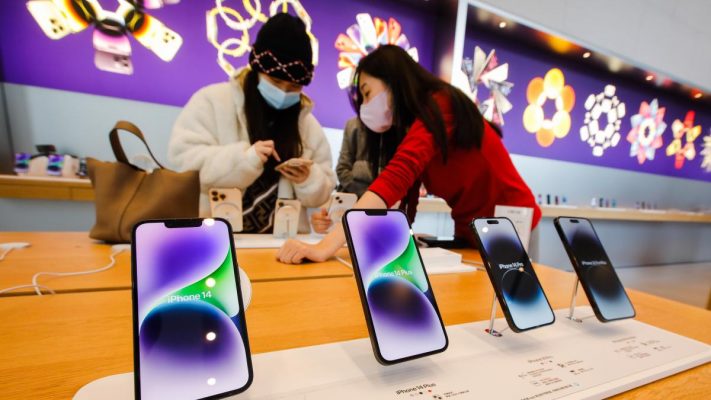 La mayor fábrica china de iPhone busca miles de empleados para normalizar su producción