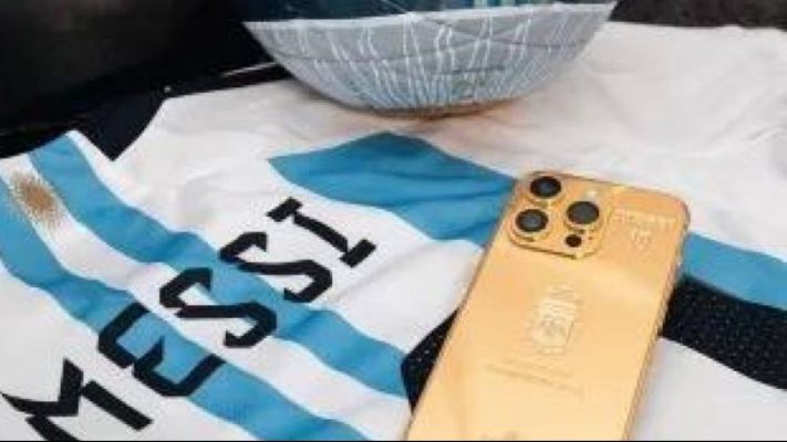 Las horas extrañas de Messi: la verdad sobre las fundas de los iPhones y la foto con Macri